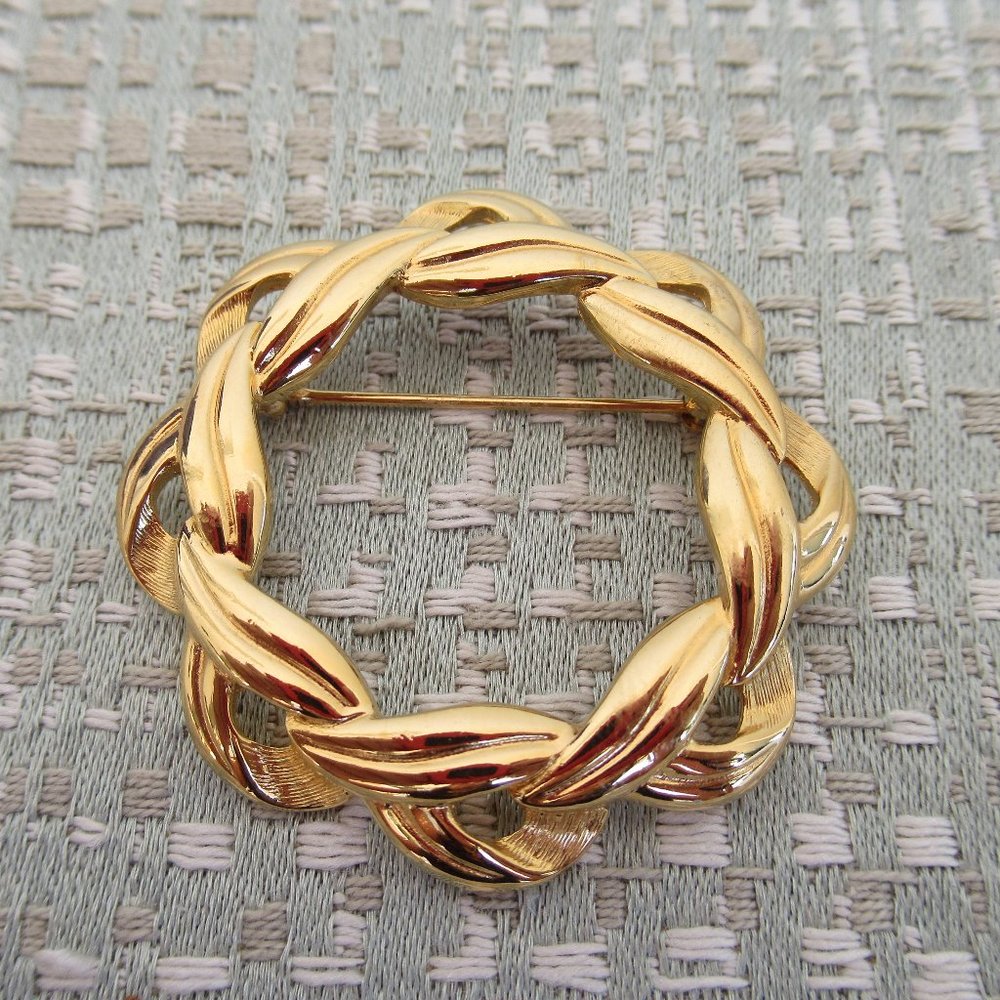 Vintage TRIFARI Gold Plated Wreath Brooch with Original Trifari Case Excellent